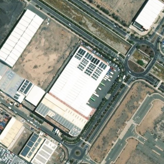 Cubierta de Grupo Galarza. Logística Gran Canaria hoy, con paneles solares